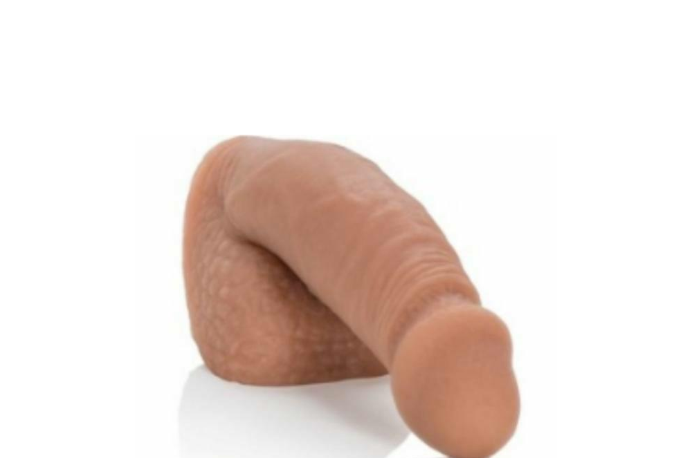 Packing: как една жена може да види какво е да имаш член