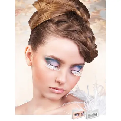 Бели мигли тип пера с черна очна линия