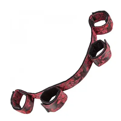 Разкрачваща лента с белезници към нея