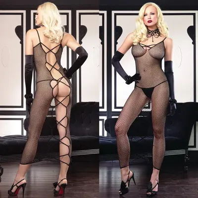 Дълга, мрежеста рокля, разкриваща гърба