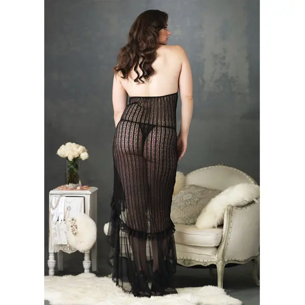 Рокля с дълбоко деколте и широк волан